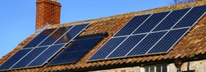 Panneaux solaires installés sur le toit d
